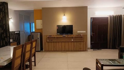 Classic Room, Balcony, City View | Living area