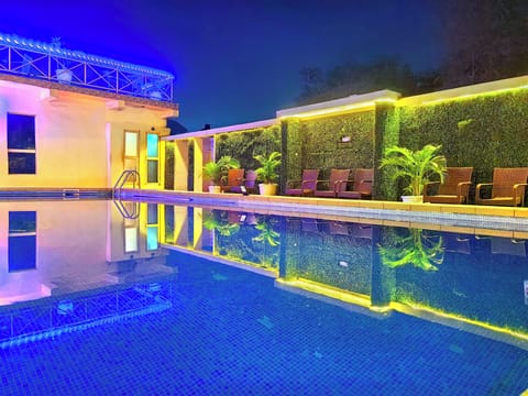 Outdoor pool, lifeguards on site