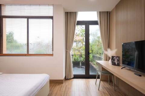 Suite, Balcony, City View | Desk, laptop workspace, iron/ironing board, free WiFi