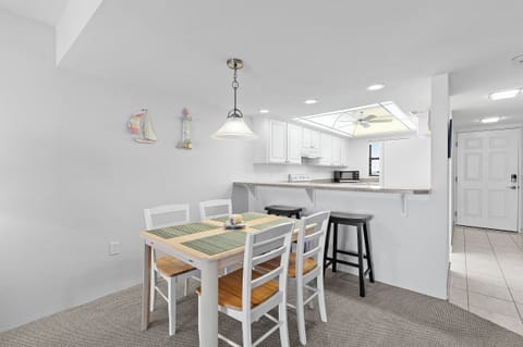 Dining plus eat-in bar seating