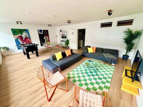 Mit Deinen besten Freunden & Deiner Familie gemütlich abhängen & Smart TV gucken oder zusammen Spaß haben beim Kickern? Kein Problem, herzlich Willkommen in unserer "Bunten Bude" !