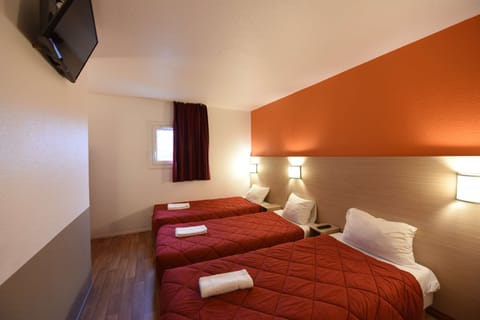 Standard Room, 3 Twin Beds | Desk, blackout drapes, soundproofing, free WiFi