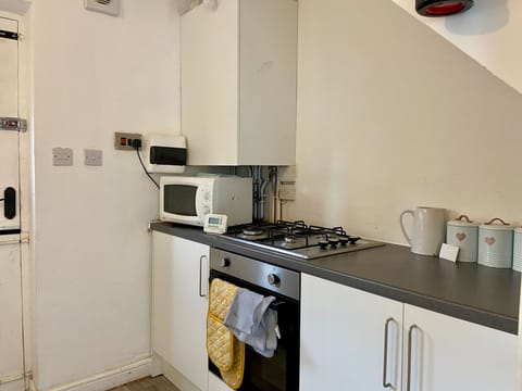 House | Private kitchen | Fridge, microwave, oven, stovetop