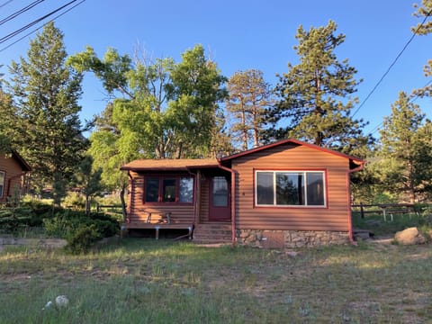 fully remodeled 1940's log cabin, 5 mins to RMNP & 5 mins to downtown Estes Park