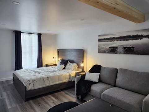 Deluxe Studio Suite, City View | Blackout drapes, soundproofing, free WiFi
