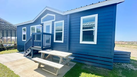 Brand New Modern Home less than 1 mile from Crystal Beach & Margaritaville