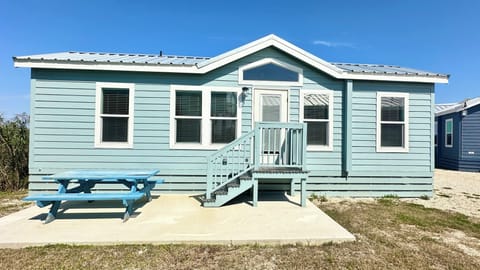 Brand New Modern Home on the Bay and close to the Beach!