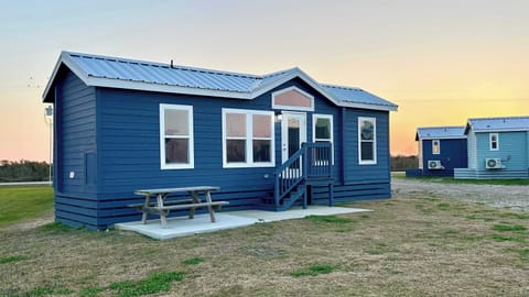 Brand New Modern Home less than 1 mile from Crystal Beach & Margaritaville - PET FRIENDLY!