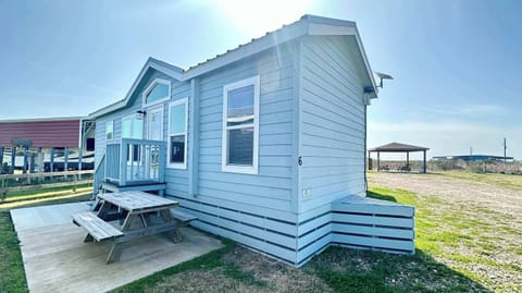 Brand New Modern Home less than 1 mile from Crystal Beach & Margaritaville