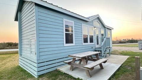 Brand New Modern Home less than 1 mile from Crystal Beach & Margaritaville