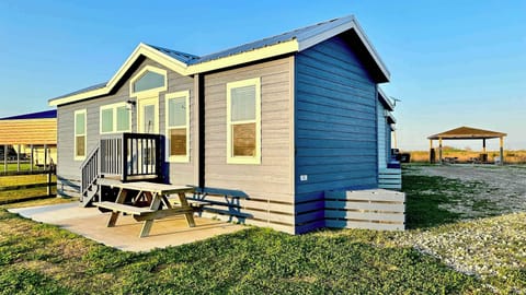 Brand New Modern Home less than 1 mile from Crystal Beach & Margaritaville