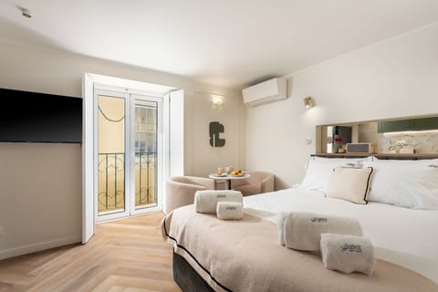 Deluxe Apartment, Non Smoking, Kitchenette | 1 bedroom, laptop workspace, blackout drapes, iron/ironing board