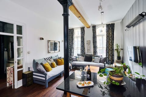 Lounge: Bright and inviting space with plush seating, perfect for relaxation and entertaining!