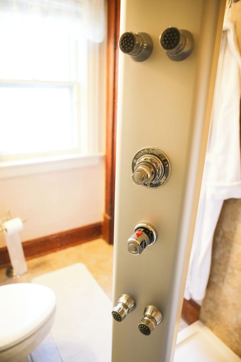 Room 4 | Bathroom | Free toiletries, hair dryer, towels, soap