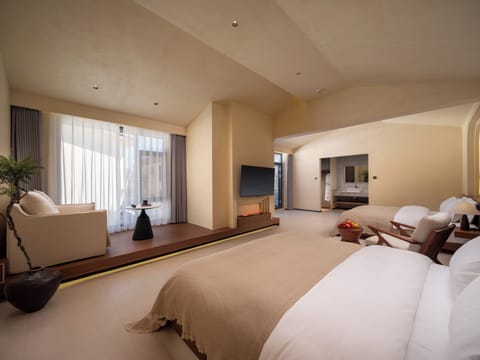 Superior Suite | Down comforters, WiFi (free), individually decorated