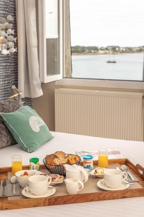 Premium bedding, in-room safe, desk, blackout drapes