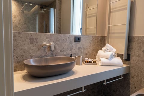 Junior Triple Room | Bathroom | Shower, hair dryer, slippers, towels