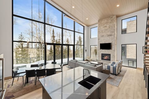 House (5 Bedrooms) | Interior