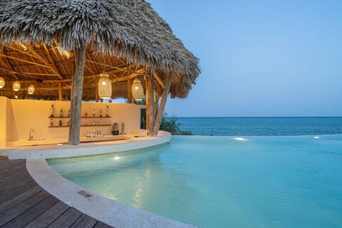 2 bars/lounges