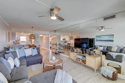 Condo, 2 Bedrooms | Living area | Smart TV