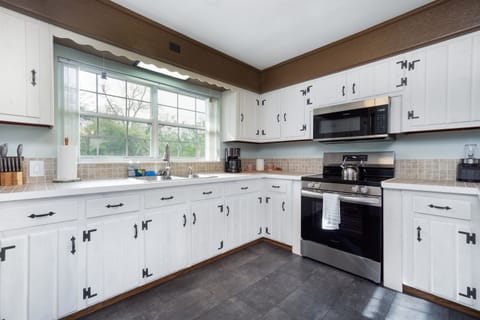 Fully equipped kitchen! Whip up a quick snack or delicious family dinner!Lots of counter
