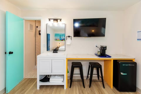 Business Room | Desk, laptop workspace, blackout drapes, free WiFi