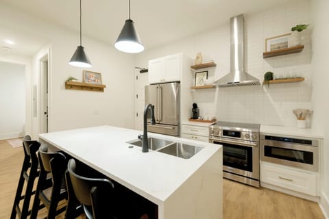 A306 Bellande | Private kitchen | Full-size fridge, microwave, oven, stovetop