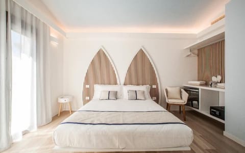 Deluxe Room, Sea View | In-room safe, free WiFi