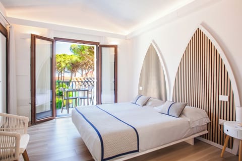 Family Suite, 2 Queen Beds, Sea View | In-room safe, free WiFi