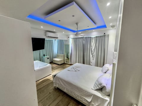 Junior Studio Suite | Minibar, in-room safe, free WiFi