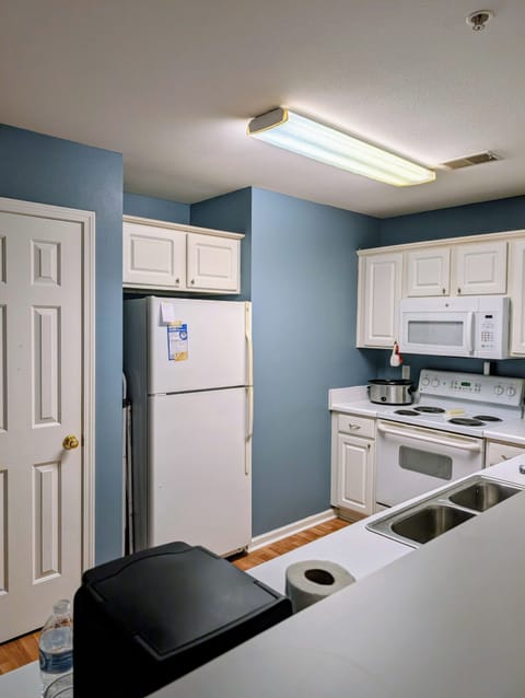 love this kitchen. fully supplied