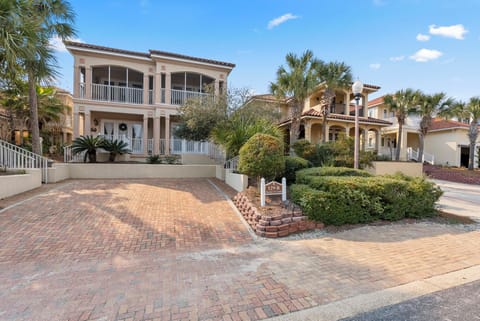 Peaches and Cream at La Valencia