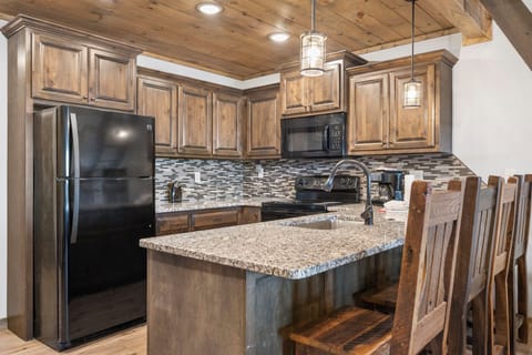Counter Seating / Ladder to Loft