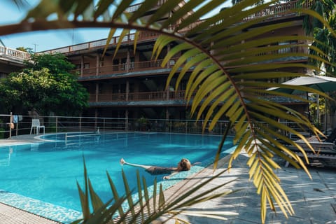 2 outdoor pools