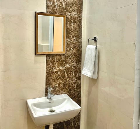 Shower, rainfall showerhead, free toiletries, hair dryer