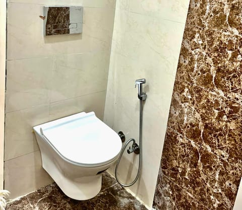 Shower, rainfall showerhead, free toiletries, hair dryer