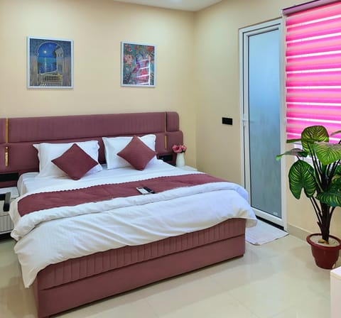 Deluxe Room | Individually furnished, desk, laptop workspace, iron/ironing board