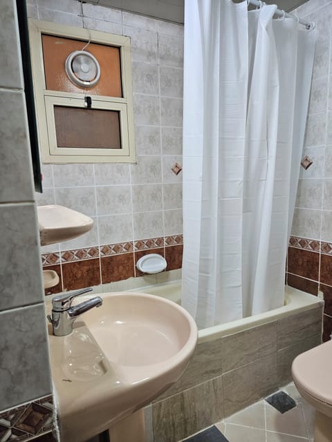 Combined shower/tub, shampoo, toilet paper