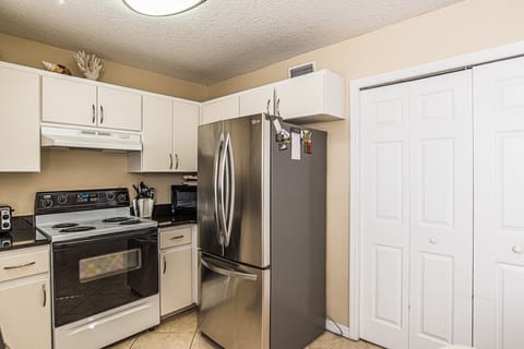 Full kitchen for guest use