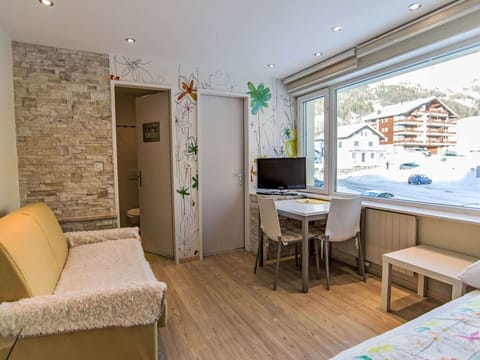 Furniture, Interior Design, Wood, Ceiling, Room, Flooring, Floor, Apartment, Chair, Living Room