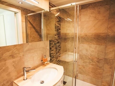 Plumbing Fixture, Bathroom, Wall, Flooring, Bathroom Sink, Interior Design, Floor, Sink, Tap, Mirror