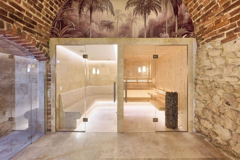 1 treatment room, massages