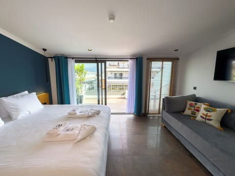 Standard Double Room, 1 King Bed, Balcony | In-room safe, desk, blackout drapes, soundproofing