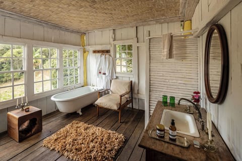 Comfort Studio, Lanai, Mountain View | Bathroom | Hair dryer, towels, soap, shampoo