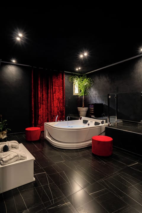 Luxury Suite, Hot Tub, City View | Living area | 15-cm LCD TV with cable channels