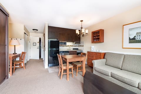 Open living and dining space with a welcoming layout, ideal for spending quality time together in a relaxed environment.