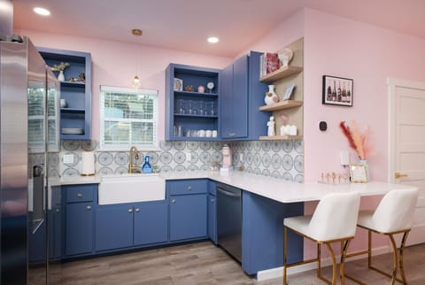 Whisk, chop, and sauté in style! We’ve stocked the kitchen with all the essentials—from a chic knife set to quality cookware; you can create the perfect meal with ease. Whether it’s breakfast in bed or a speciality dinner for two!