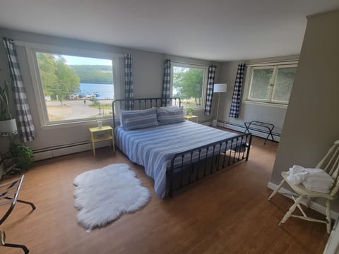 Apartment - No Pets | Free WiFi, bed sheets