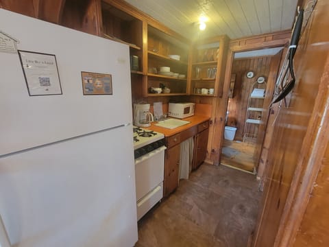 Cabin 4, Lake View | Private kitchen