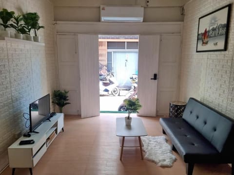 Comfort Townhome, Kitchenette, City View | Living area | Flat-screen TV